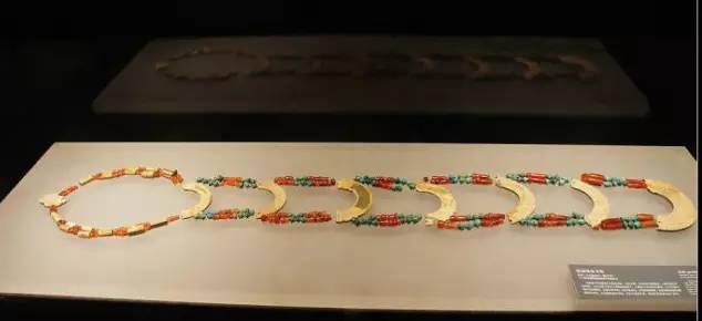 多粒翡翠群镶吊坠路边随手捡的一颗丑珠子，竟然价值连城？！  第7张