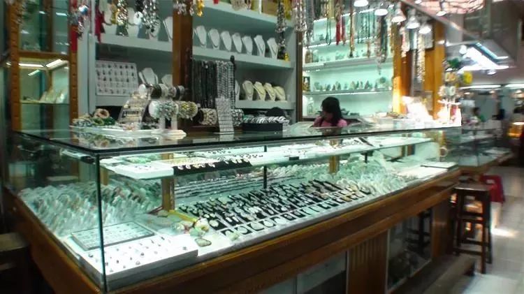 20万的翡翠手镯翡翠开始变得不值钱了？很多翡翠商已经不想卖翡翠了！  第2张