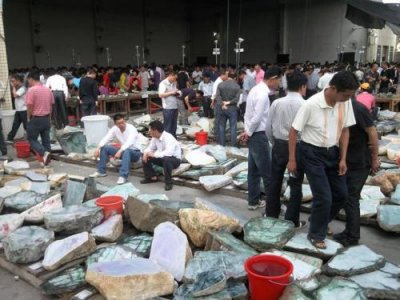 翡翠吊坠带扣头好还是不带好近10年翡翠投资市场的行情变化  第4张