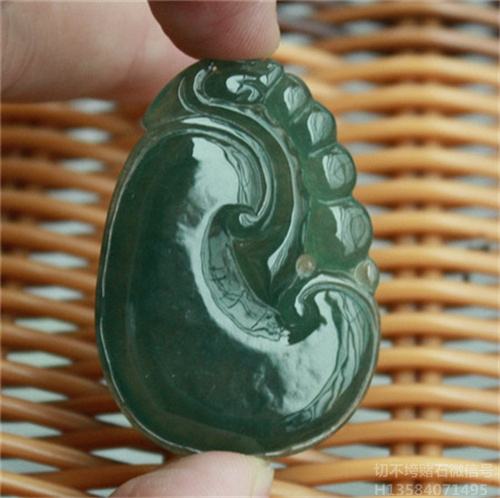 翡翠手镯能变小吗油青种翡翠被行内认为是“较亏的品种”，那它真的不值得购买吗？  第4张