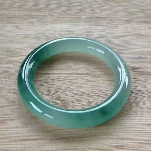 那些翡翠明明只有一字之差，为何价格会天差地别？  第1张