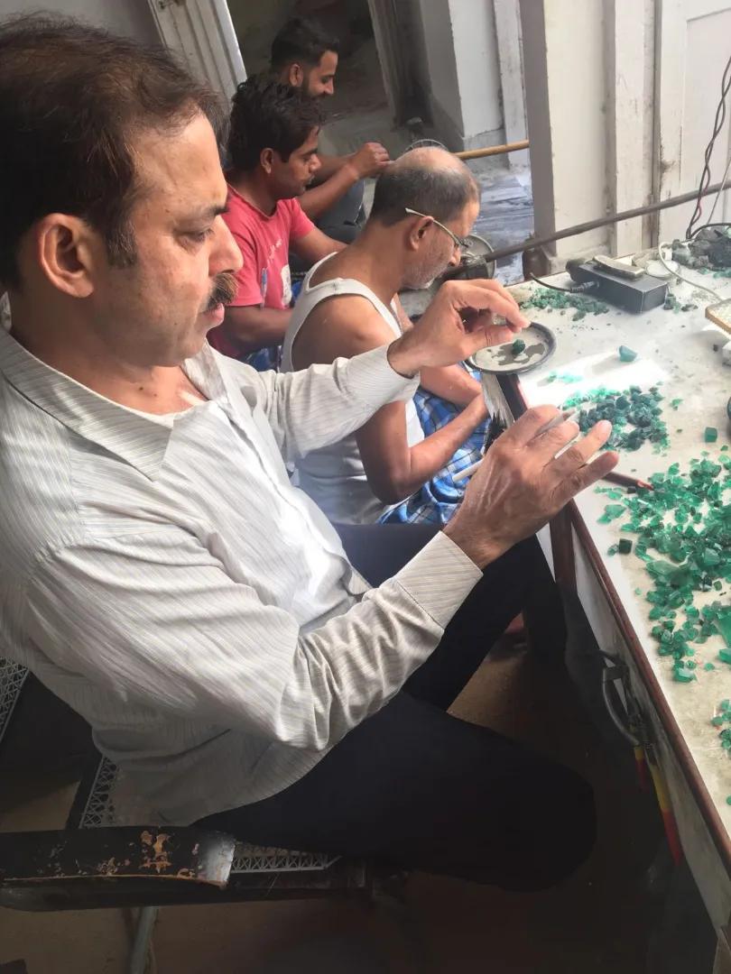 帝王绿翡翠原石多少钱一克彩色宝石价格变化如何？  第8张