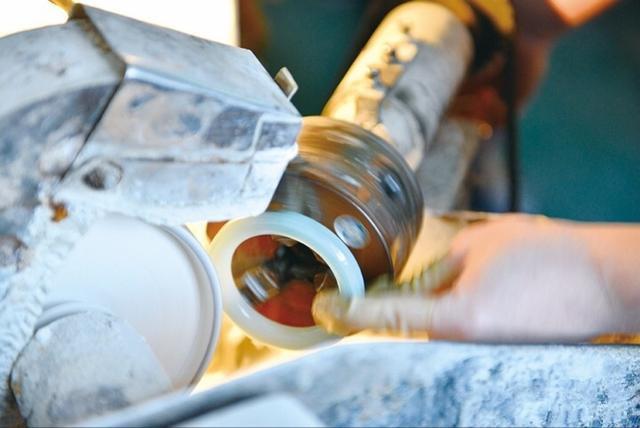 从原石到成品，十几道工序的磨练，终于知道翡翠手镯为什么那么贵  第11张