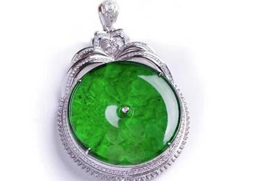 看到价低，种水色具佳的翡翠，想捡便宜？小心它是铁龙生  第1张