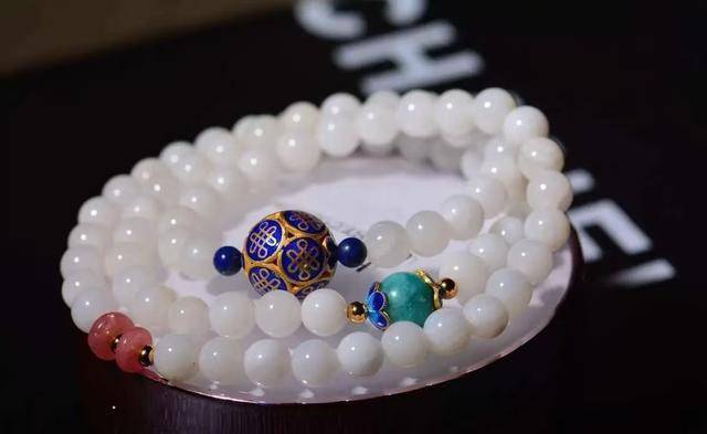 哪种绿翡翠手镯好玉石升值空间大？为什么这5种玉石被低估？是不是太不公平了呢？  第13张