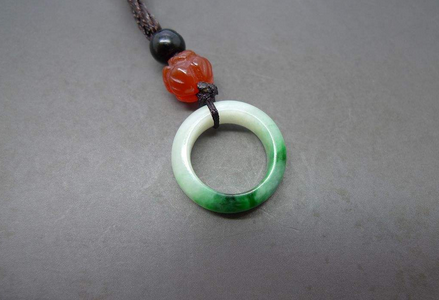 翡翠 春彩 挂件一抹绿的价值有多高？当它出现在翡翠里你就懂了！  第3张