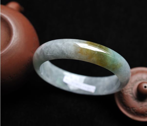 一千的翡翠手镯值不值得买，低价的翡翠手镯真的就全是瑕疵吗  第4张