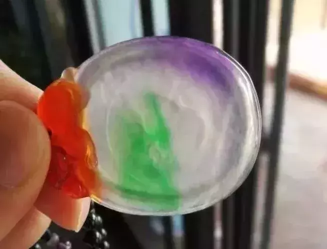 翡翠的颜色越多越值钱？千万别被骗了  第1张