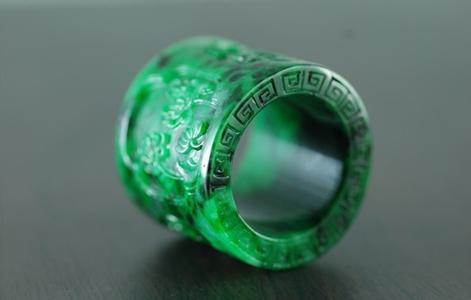 翡翠原石裂缝最常见的中低档翡翠，到底具不具备投资收藏价值？  第11张