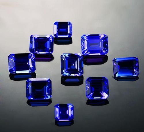 翡翠手镯专卖 价位坦桑尼亚一矿工发现特大坦桑石，获奖77亿，坦桑石是个什么东西  第6张