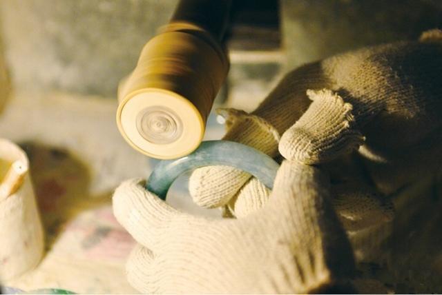 从原石到成品，十几道工序的磨练，终于知道翡翠手镯为什么那么贵  第13张