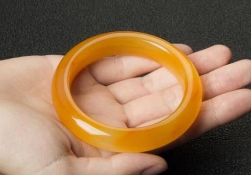 翡翠乌鸡种原石黄龙玉好不好？黄龙玉如今还值得收藏吗？  第3张