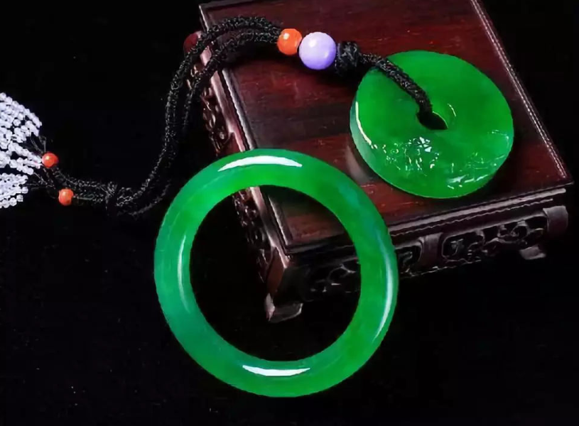 有绿不等于有价，盘点三种“带绿”却不建议入手的翡翠  第1张