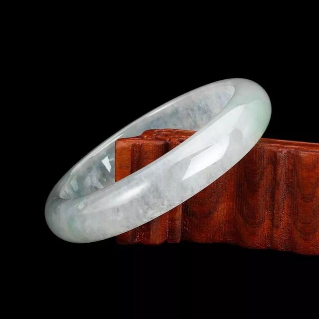 售价一千块和一万块的翡翠，它们的差别在哪里？  第3张