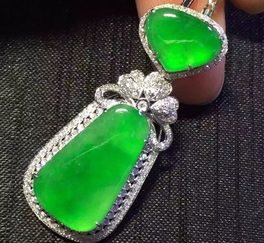 翡翠手镯豆底飘花翡翠为何“以绿为贵”？  第2张