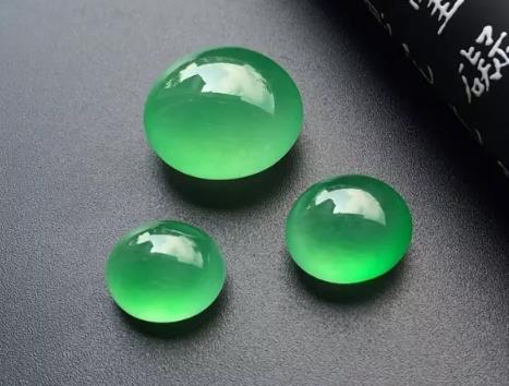 翡翠阳绿糯种什么？翡翠中的“水货”，竟然价最高  第8张