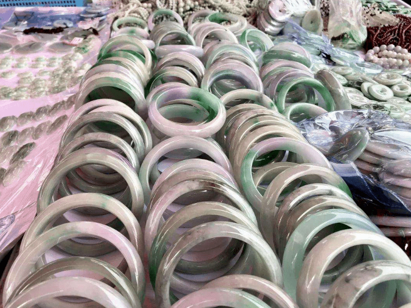 日赚40000！假如拿玉石摆地摊，他敢卖你敢买吗？  第13张