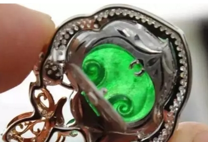 冰种紫罗兰翡翠好不好这不坑人嘛！好几十万的满绿翡翠，轻轻一碰就给碎了，心在流血  第13张