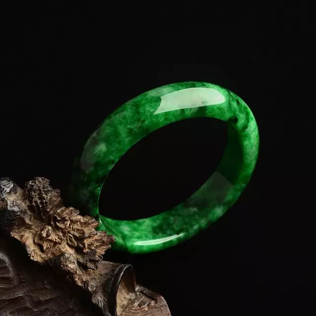 王朝翡翠貔貅满绿翡翠都是极品？如果这么认为就大错特错了  第6张