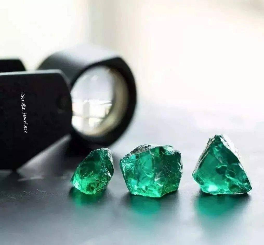 翡翠玉石手镯心非洲祖母绿能开“木佐绿”证书？顶级祖母绿的颜色跟产地到底有没有关系？  第5张