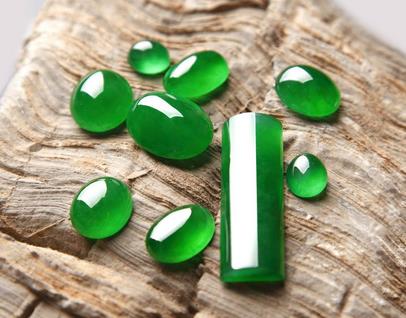 翡翠阳绿糯种什么？翡翠中的“水货”，竟然价最高  第7张