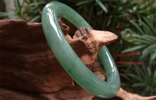 戴翡翠手镯的风水油青：我的魅力我做主  第2张