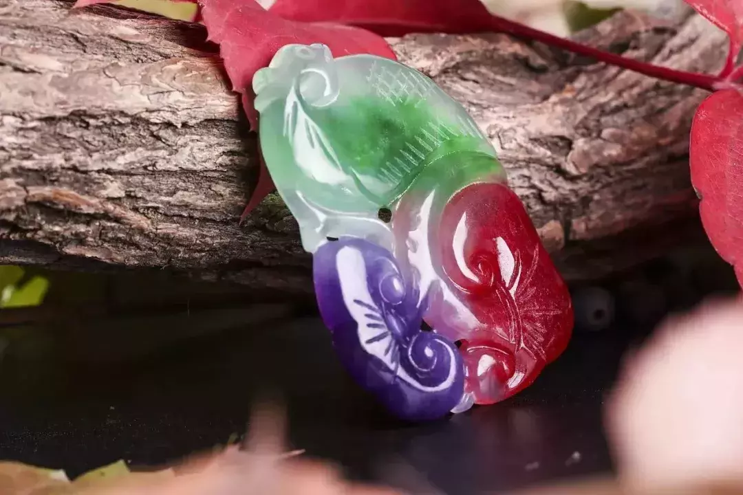 翡翠的颜色越多越值钱？千万别被骗了  第2张