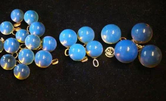 老红翡翠手镯值近年来珠宝价格走势,为你的收藏作参考  第1张