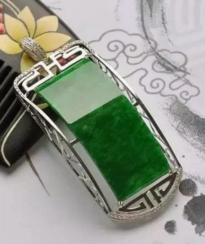 冰种紫罗兰翡翠好不好这不坑人嘛！好几十万的满绿翡翠，轻轻一碰就给碎了，心在流血  第5张