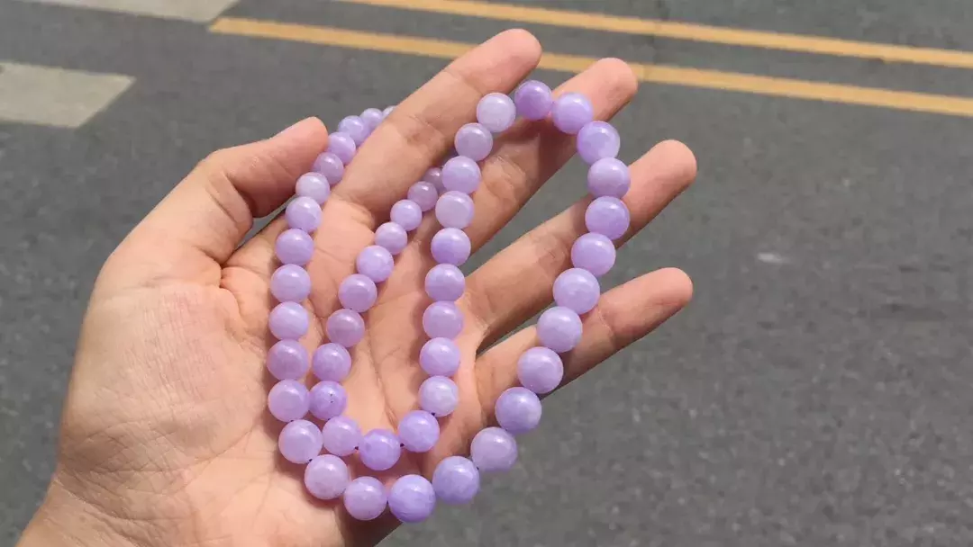 翡翠行情一直是居高不下，通过几点刨析下翡翠有没有降价的可能  第1张