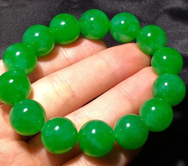 都说乱世黄金盛世玉，翡翠真的具有投资价值与收藏价值吗？  第1张