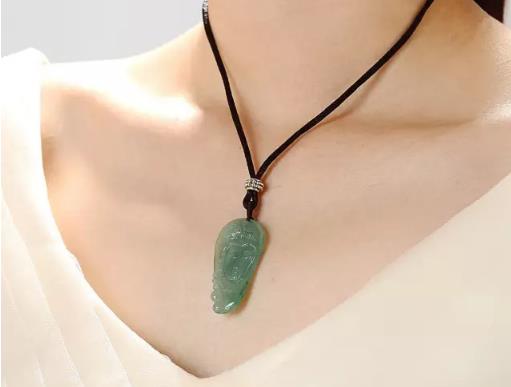 翡翠阳绿糯种什么？翡翠中的“水货”，竟然价最高  第4张