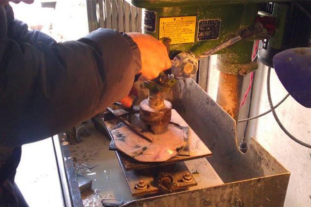 从原石到成品，十几道工序的磨练，终于知道翡翠手镯为什么那么贵  第5张