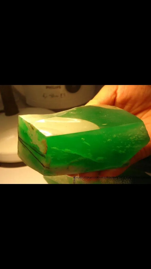 如今的翡翠市场，原石与材料已显缺乏，那么成品会随着涨价吗？  第1张