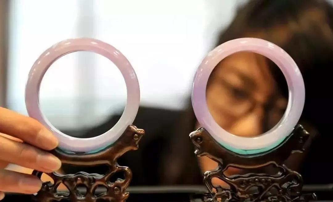 翡翠玉石简介谁说紫罗兰不值钱，只是你没买对而已~这对手镯1.9亿  第4张