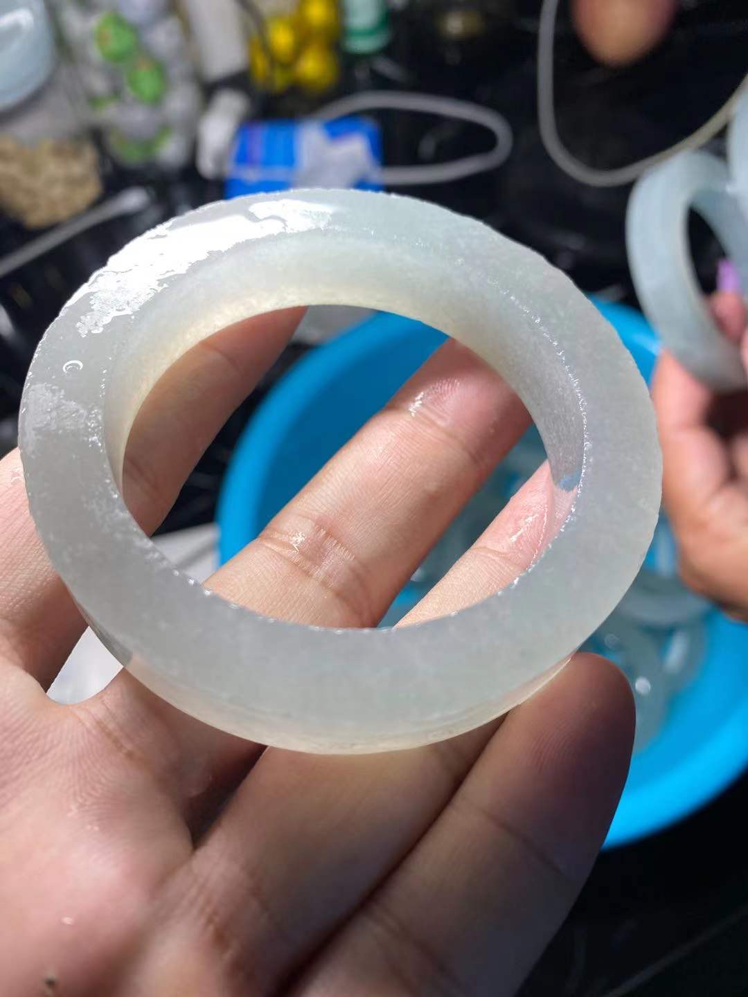 从原石到成品，十几道工序的磨练，终于知道翡翠手镯为什么那么贵  第8张