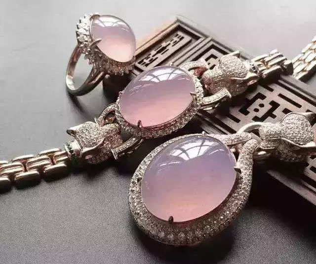 价值6亿的紫罗兰翡翠照样“见光死”? 真是又爱又恨的翡翠  第9张