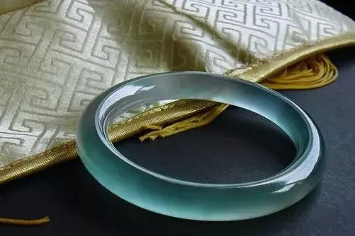 传说中比玻璃种还漂亮百倍的龙石种翡翠，你见过吗？  第2张