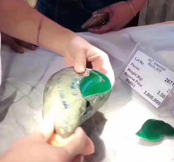 买几十万翡翠的就是土豪？高货翡翠价格你根本想不到！  第8张