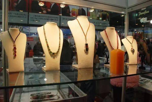 种老翡翠原石特征想到国外买珠宝玉石？小心被坑死！  第3张