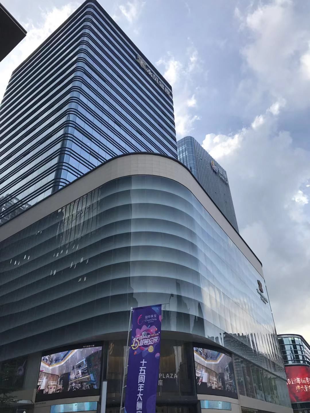 男士翡翠戒指多少钱探访中国珠宝第一街：金价小牛市下的产业沉浮  第2张