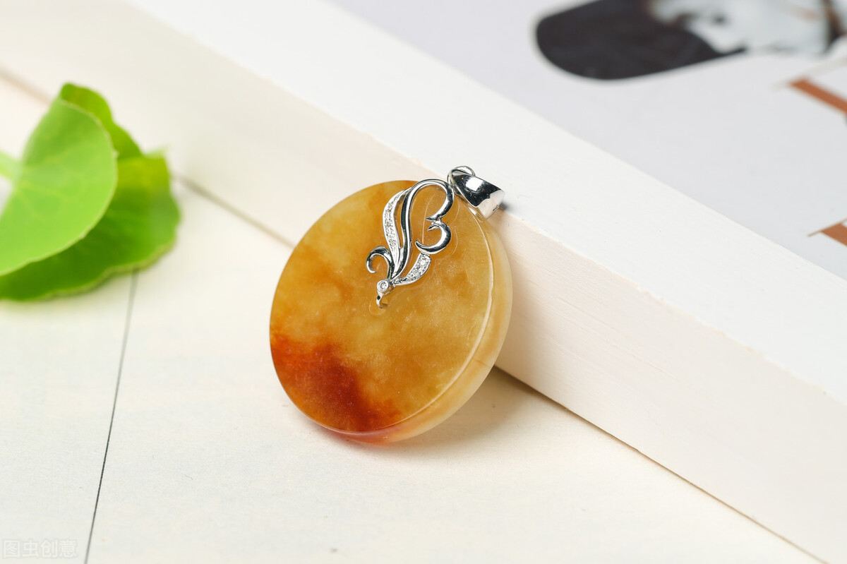 5000翡翠镯子图片翡翠中的黄翡有什么特别之处？  第1张