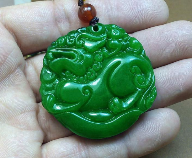 翡翠原石一般极品干青翡翠值钱吗？它简直让人爱不释手  第4张