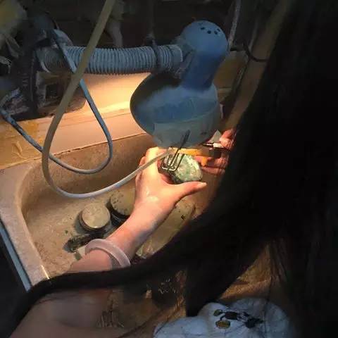 它是翡翠中的另类，一颗顶级要几百万  第8张