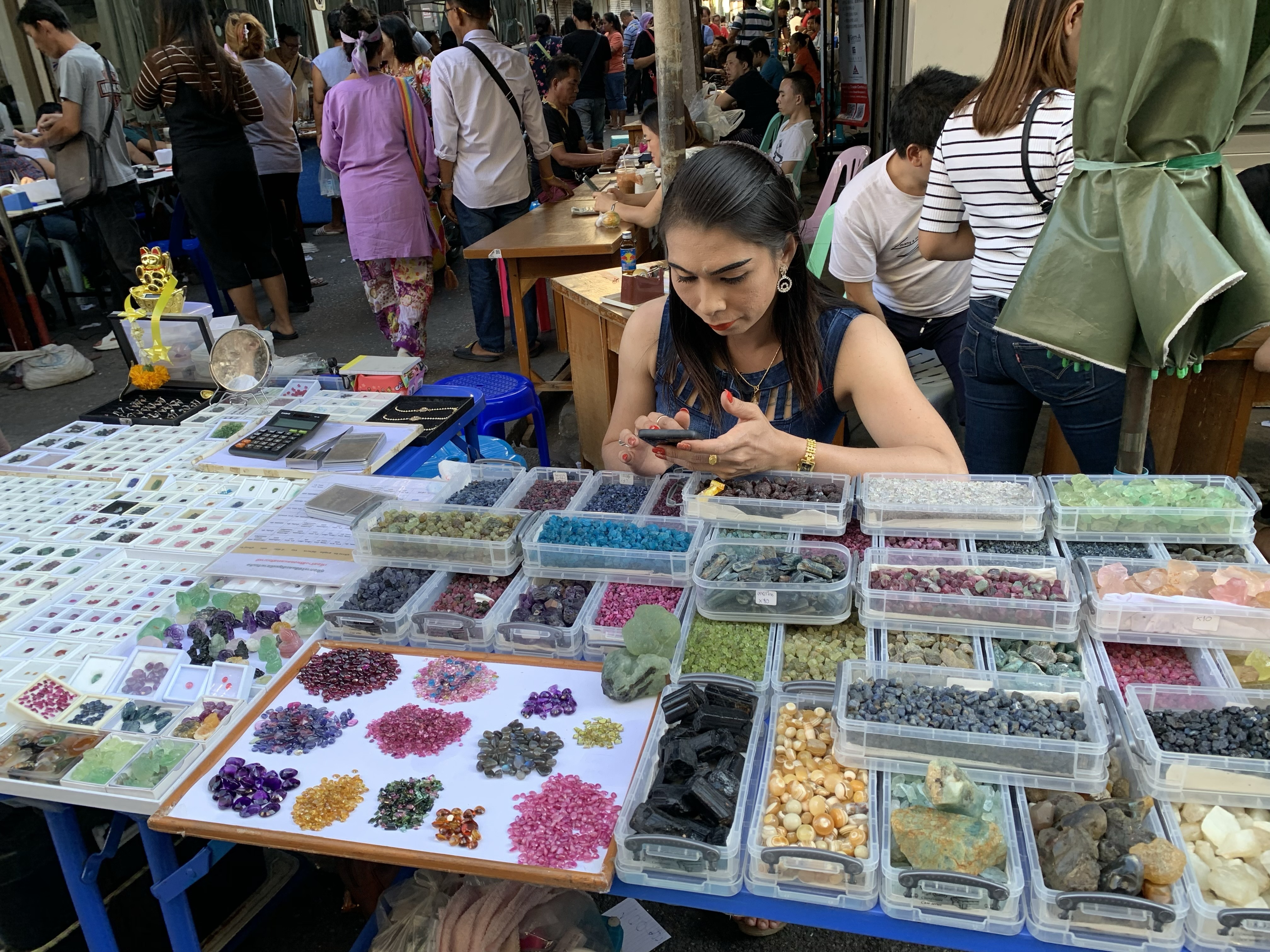 真的翡翠的手镯地摊经济大火，珠宝行业也去摆摊行吗？  第7张