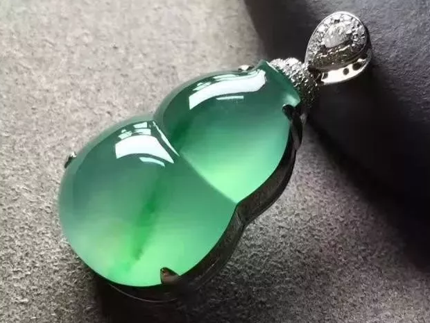 翡翠手镯阳绿飘花今天教朋友们认清翡翠的“三青三水”，买玉不吃亏  第10张