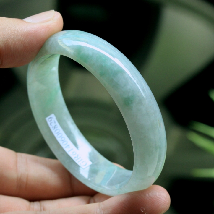 瑞丽翡翠深刻的历史渊源 瑞丽翡翠的特点   第2张