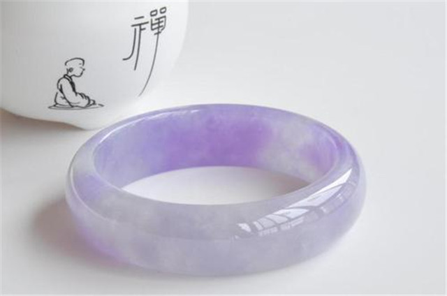 好翡翠手镯图片紫罗兰花翡翠使用价值高吗？铭记它是工艺品！   第3张