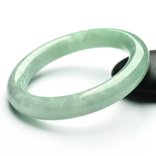 豆种翡翠手镯价格贵吗？快来了解一下豆种翡翠手镯的价格！  第7张