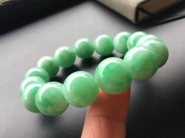 色彩亮丽颜值还高，豆种翡翠的价格让人直呼划算  第3张